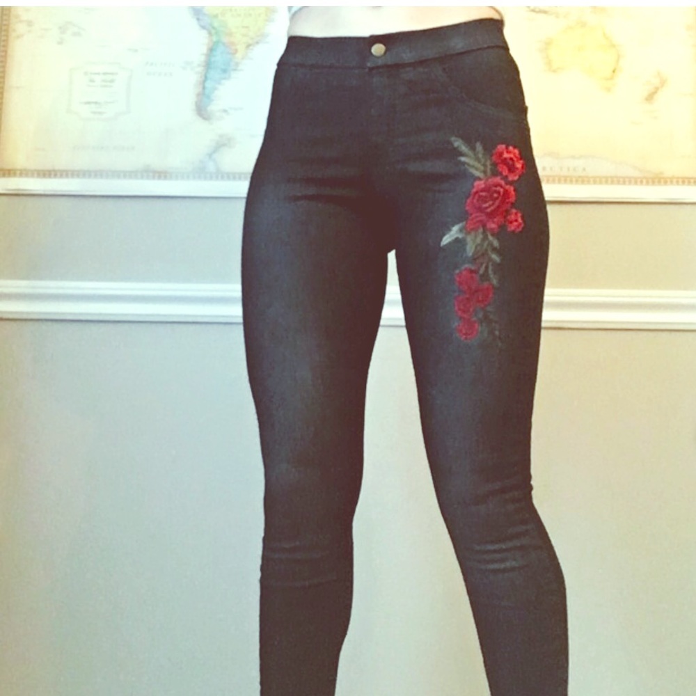 Zeta B Rose 🌹 Embroidered denim leggings